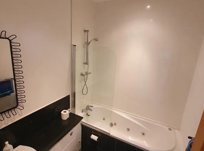 Marina Court La14 2hl *