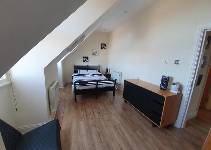 Marina Court La14 2hl *