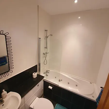 Marina Court La14 2hl *