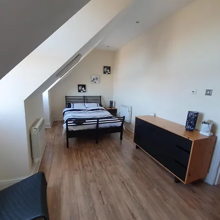 Marina Court La14 2hl *